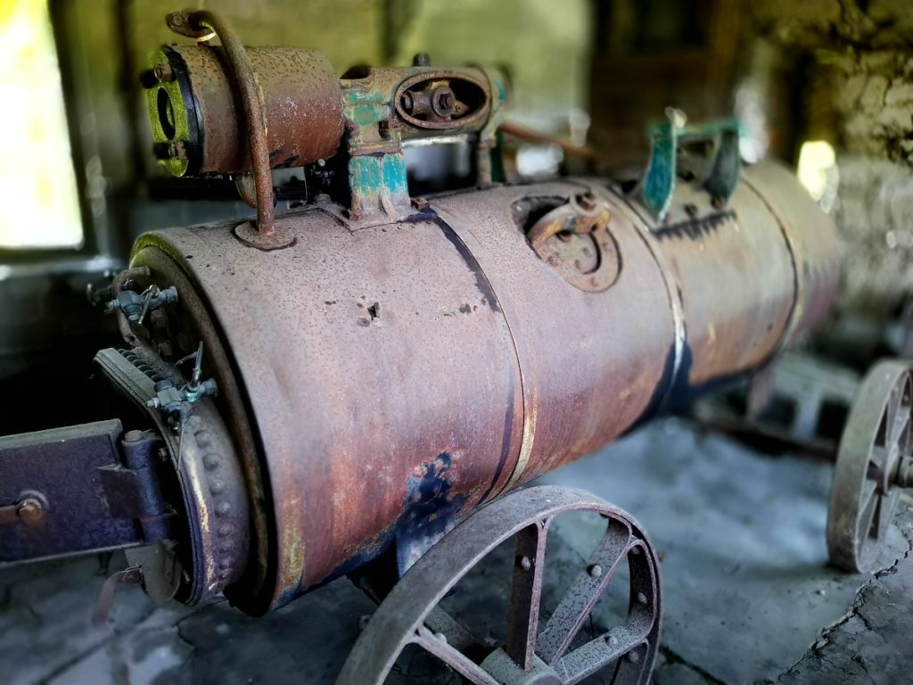 Vanha höyrykone pajalla.