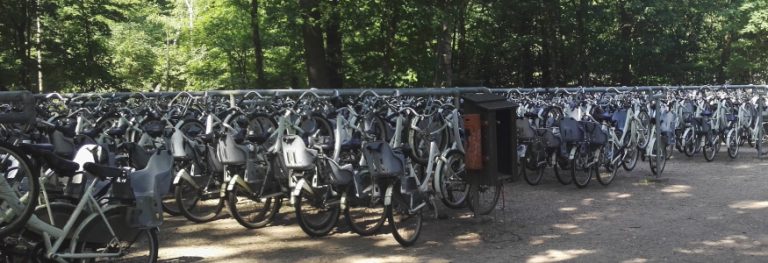 Lainapyörien parkki hollantilaisessa puistossa.