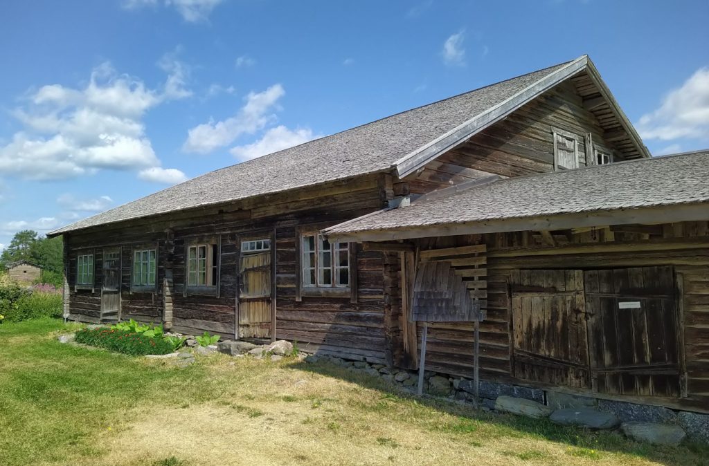 Kesäinen kuva vanhasta, pienestä navetasta