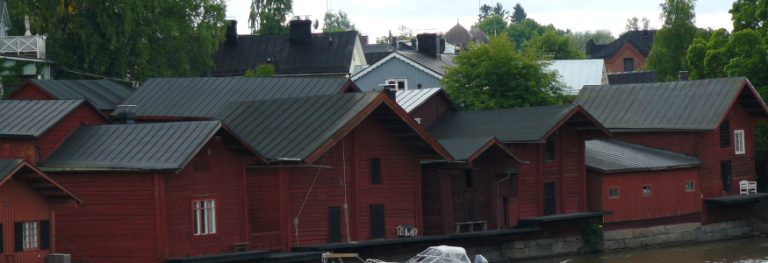 Vanhan Porvoon punaisia aittoja veden äärellä.