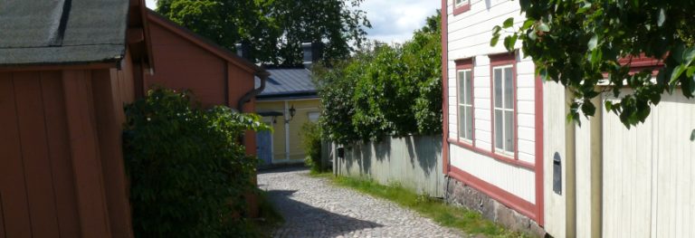 Kapea tie talojen välissä vanhassa Porvoossa.